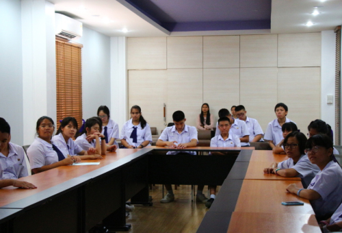 ศูนย์ส่งเสริมการวิจัยและถ่ายทอดเทคโนโลยีพานักเรียนชั้นมัธยมศึกษาเยี่ยมชม