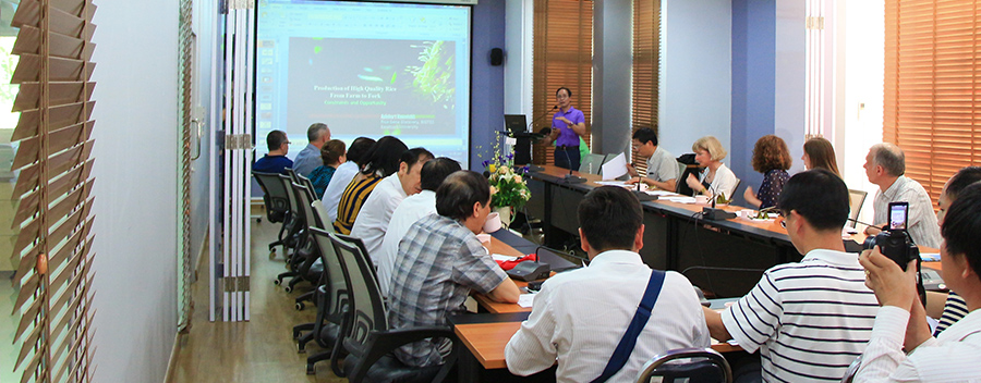 Newton Fund เยี่ยมชมที่ศูนย์วิทยาศาสตร์ข้าว